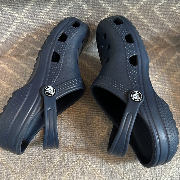 Croc classics- Like new- navy blue boys - Picture 5 of 5